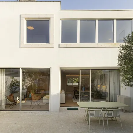Nyaraló Contemporary Restelo Pool Haven