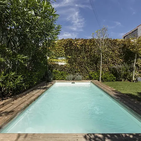 Будинок відпочинку Contemporary Restelo Pool Haven *